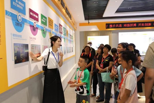 以符合现代人审美的方式和国际化的视野