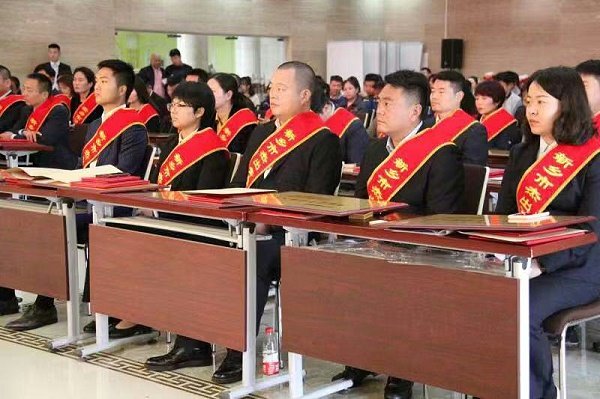 在市妇女儿童中心隆重举行了新乡市杰出