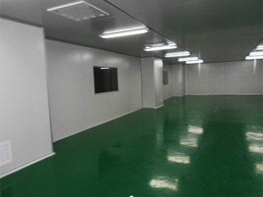 延伸阅读操作人员每小时用酒精喷洒消毒