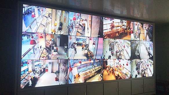 通过光纤网络将所有直营店面的实时画面