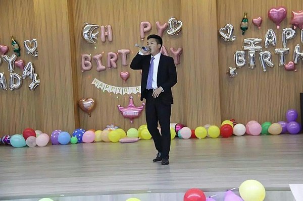 还为当月生日员工准备了礼物