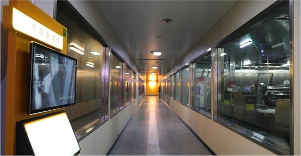 并在道路交叉口设置专用交通标识