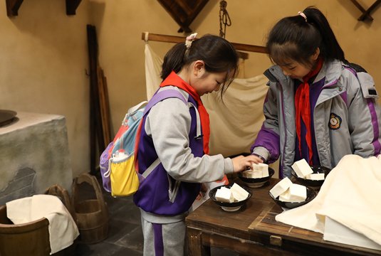 以符合现代人审美的方式和国际化的视野