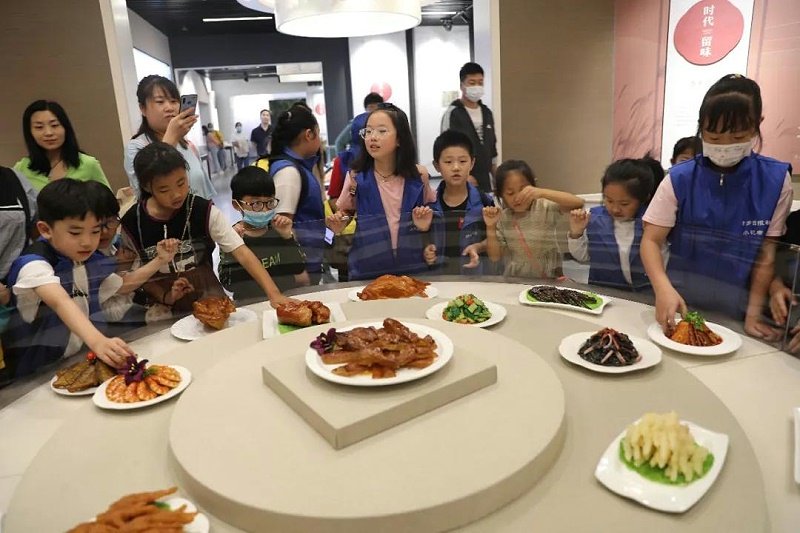 同题参见近日新乡日报的小记者们走进“